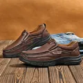 Herren-Slipper aus dunkelbraunem Leder für den Außenbereich mit weicher Gummisohle - 38 / Dunkelbraun