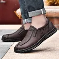 Braune, handgenähte Slip-On-Freizeitschuhe für Herren mit robuster dunkler Gummisohle - 38 / Dunkelbraun