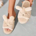 Primer plano de pantuflas de peluche de conejo con suave piel sintética beige - 36-37 / Albaricoque