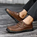 Lässige braune Herrenlederschuhe mit handgenähten Details und weichen Anti-Rutsch-Sohlen - 38 / Dunkelbraun