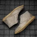 Klassische khakifarbene Herren-Brogue-Martin-Stiefel aus hochwertigem Strukturleder - 38 / Ballerinas / Sandfarben