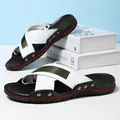 Herren Leder-Sandalen mit Kreuzriemen, grünem Akzent und Nietendetails für den Sommerstrand - 38 / Weiß