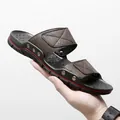 Stilvolle Herren Sommer Strandsandalen aus braunem Leder mit Nieten und dicker Sohle. - 38 / Dunkelbraun