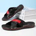 Schwarze Herren Leder-Sandalen mit roten Kreuzriemen und Metallnieten-Details - 38 / Schwarz