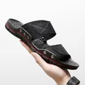 Bequeme schwarze Herren-Sommersandale mit Lederriemen und Metallnietendekoration - 38 / Schwarz