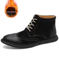 Schwarze, mit Fleece gefütterte Herren-Martin-Stiefel mit Brogue-Verzierung und Wildleder - 38 / Fleece Gefüttert / Schwarz