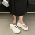 Nahaufnahme weißer Plateausandalen mit gestepptem Fußbett an den Füßen - 35 / Weiß