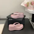 Elegante rosafarbene Plateausandalen mit modisch gesteppter Innensohle für Damen - 35 / Rosa