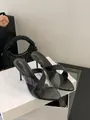 Detailansicht schwarzer Pantoletten mit Pfennigabsatz, Krokoprägung und PVC-Riemen. - 35 / Schwarz
