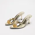 Eleganti sandali a spillo dorati metallizzati con cinturino minimalista. - 38 / Oro Specchio