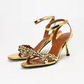 Elegante goldene Metallic-Sandaletten mit Kugelriemen und Knöchelschnalle. - Gold Spiegelnd