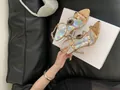 Elegantes sandalias de tacón de aguja doradas con pedrería de lujo y suelas irisadas - 35 / Champán
