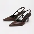 Κομψά καφέ πέδιλα slingback με μυτερή μύτη, λεπτά λουράκια και ψηλά τακούνια στιλέτο - Καφέ Τζιτζιφιάς PU