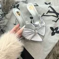 Detailansicht der silbernen Satin-Mules mit spitzer Kappe und Raffung - 38 / Mules (25L15) / 8cm Absatz / Silbergrau