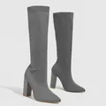 Detailansicht der grauen Strick-Stiefel mit spitzer Zehenpartie und Blockabsatz. - Grau