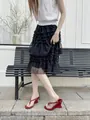 Primer plano de sandalias rojas con cuña usadas con una elegante falda negra de varios niveles - 35 / Burdeos
