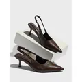 Escarpins slingback marron foncé à bout pointu avec finition en cuir texturé. - 35 / Brun Foncé