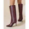 Elegante Damenstiefel in roter Schlangenoptik mit spitzer Kappe und Pfennigabsatz - 35 / Weinrot Schlangenmuster