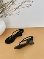 Sandalias de cuña negras minimalistas con tiras finas y detalle de hebilla metálica - 35 / Negro