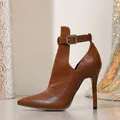 Elegante stivaletto marrone a punta con tacco alto e un cinturino regolabile - 38 / Marrone
