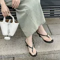 Sandali infradito neri con zeppa minimalisti francesi con cinturini sottili da donna - 35 / Nero