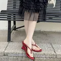 Eleganti sandali con zeppa rossi minimalisti con cinturini sottili e punta aperta chic - 35 / Borgogna