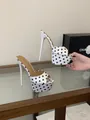 Vue détaillée des sandales à plateforme en satin blanc à pois avec talons aiguilles - 38 / Blanc