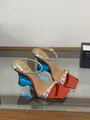 Primer plano de sandalias de cuña metálicas brillantes con elegante punta cuadrada - 35 / Púrpura
