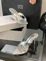 Seitendetail von silbernen Stilettos mit Krokoprägung und transparenten Kreuzriemen - 35 / Silber