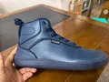 Vue latérale détaillée des bottes de neige d'hiver bleues montantes à bout large - Bleu foncé