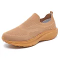 Atmungsaktive beige Herren-Slipper aus Fly-Knit mit breiter Zehenbox und Dämpfung - 39 / Erdgelb