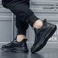 Primer plano de zapatillas deportivas negras transpirables para hombres - Negro