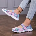 Dettaglio di sandali piatti in tessuto elastico colorato e leggero da donna - 35 / Polvere colorata