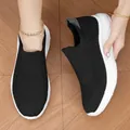 Dettaglio delle sneakers slip-on in maglia nera traspirante con suola bianca - 36 / Nero