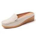 Elegante beige damesmuiltjes met sleehak, getextureerd bovenwerk en slip-on ontwerp - Broken Wit