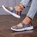 Primo piano di sandali intrecciati colorati con fascia elastica e suola bianca leggera - 35 / Grigio Colorato