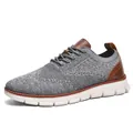 Atmungsaktive graue Herren-Freizeitschuhe aus Fly-Knit mit braunen Lederdetails und Sohle. - 40 / Grau