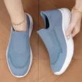 Scarpe slip-on da uomo in maglia blu traspirante con suole bianche molto leggere - 36 / Blu