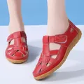 Elegante rote flache Damen-Sandalen mit modischem Ausschnitt und Klettverschluss - 38 / Rot