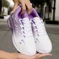 Dettaglio di scarpe da corsa da donna sfumate viola e bianche con cuscinetto d'aria - 35 / Bianco e Viola