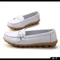 Bequeme weiße Leder-Loafer für Damen mit brauner Gummisohle und Schnallendetail - 35 / Weiß