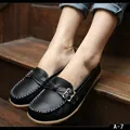 Bequeme schwarze Slipper aus echtem Leder mit weißen Nähten und Schnallendetails für Damen - 35 / Schwarz