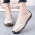 Bequeme beige Damen-Slipper aus echtem Leder mit langlebiger Gummisohle. - 35 / Beige
