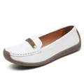 Bequeme weiße Damen-Loafer mit weicher brauner Gummisohle und einer Zierschnalle - 35 / Weiß