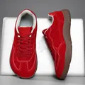 Scarpe casual GAT retrò rosso vivace con design a punta larga su sfondo laptop bianco - Rosso