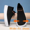 Sneaker slip-on in maglia nera traspirante a pianta larga con suole bianche flessibili - 36 / Nero