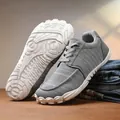 Graue atmungsaktive Barfuß-Trekkingschuhe mit breiter Zehenbox und weißer Sohle - 36 / Grau
