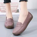 Bequeme mauvefarbene Damen-Leder-Loafer mit weißen Kontrastnähten und weicher Sohle - 35 / Altrosa