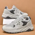 Leichte graue Herren-Sportschuhe mit Mesh-Detail und 8 cm unsichtbarer Erhöhungssohle - 38 / Hellgrau