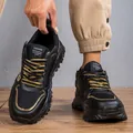 Primo piano di sneakers nere da uomo con dettagli dorati e lacci intrecciati - 39 / nero e oro